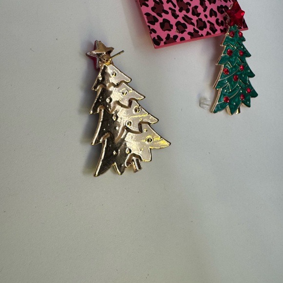 EARRINGS! Betsey Johnson Green Christmas Tree Earrings w/ Red Stars - Picture 4 of 4